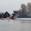 Khói đen bốc cuồn cuộn trong vụ cháy tàu cao tốc ở Quảng Ninh