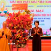 Bà Phạm Thị Phúc, Phó Bí thư Tỉnh ủy, Chủ tịch Ủy ban Mặt trận Tổ quốc Việt Nam tỉnh Lâm Đồng tặng hoa chúc mừng Ban tổ chức Đại lễ Phật đản Vesak 2026. (Ảnh: Nguyễn Dũng/TTXVN)