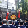 Tổng Bí thư, Chủ tịch nước và Phu nhân dâng hoa tại Tượng đài Bác Hồ ở Manila