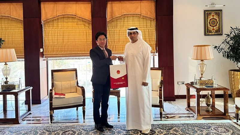 Đại sứ Việt Nam tại UAE Nguyễn Thanh Diệp và đại diện Phòng Thương mại và Công nghiệp Abu Dhabi gặp gỡ và trao đổi công tác chuẩn bị tổ chức sự kiện. (Ảnh: ĐSQ UAE)