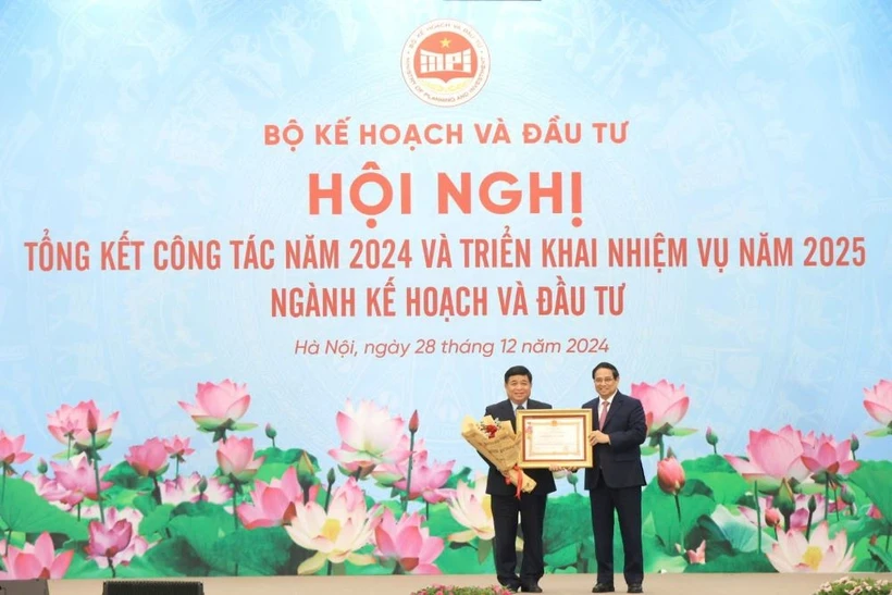 Tại Hội nghị Tổng kết công tác năm 2024, Thủ tướng Chính phủ Phạm Minh chính đã trao Huân chương Lao động hạng Nhất cho Bộ trưởng Bộ Kế hoạch và Đầu tư Nguyễn Chí Dũng. (Ảnh: Vietnam+)