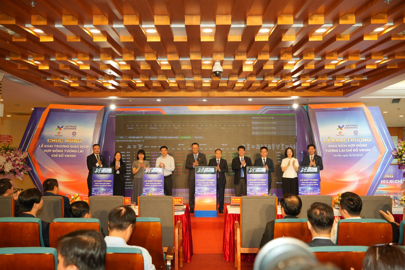 Lễ khai trương giao dịch Hợp đồng tương lai chỉ số VN100, ngày 101/10. (Ảnh: Vietnam+)