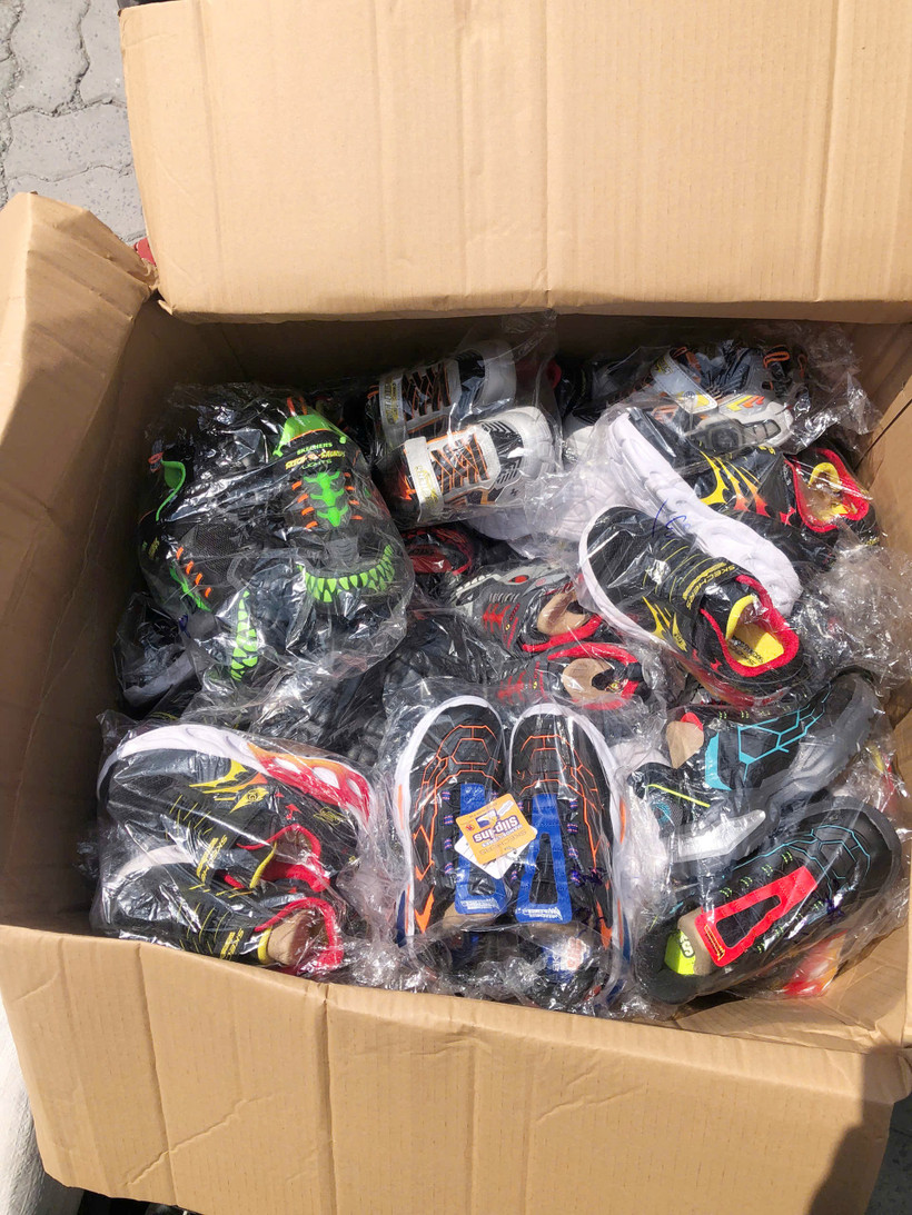 Các mặt hàng bị xác định là giả nhãn hiệu MLB, HUGO BOSS, ARMANI EXCHANGE, Vant, North Face. (Ảnh: HQ/Vietnam+)