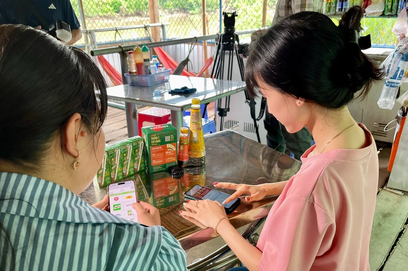 Hiện nay, chính sách thuế còn có sự khác biệt so với doanh nghiệp, do nhiều hộ kinh doanh nhỏ chưa đáp ứng được yêu cầu về sổ sách, kế toán, hóa đơn, chứng từ, dẫn đến phải nộp thuế theo phương pháp khoán. (Ảnh: Vietnam+)
