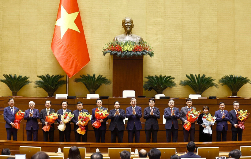 Các đồng chí lãnh đạo Đảng, Nhà nước chúc mừng các đồng chí Phó Chủ tịch Quốc hội, Uỷ viên Uỷ ban Thường vụ Quốc hội; các Phó Thủ tướng Chính phủ, Bộ trưởng nhận nhiệm vụ mới. (Ảnh: Phương Hoa/TTXVN)