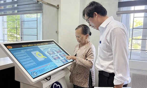 Từ 1/6, người dân cần làm gì để đảm bảo quyền lợi khám chữa bệnh? Bảo hiểm Xã hội Việt Nam sẽ chỉ cấp thẻ bảo hiểm y tế giấy đối với những trường hợp không thể cài đặt VssID, VneID và không có căn cước công dân có gắn chip. (Ảnh: BHXH)