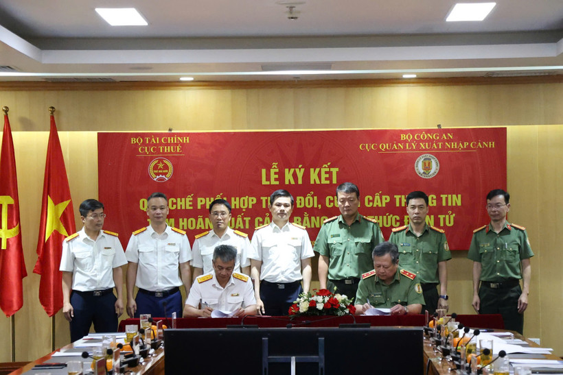 Quy chế phối hợp tập trung vào việc thực hiện trao đổi, cung cấp thông tin về tạm hoãn xuất cảnh thông qua hình thức điện tử. (Ảnh: Vietnam+)