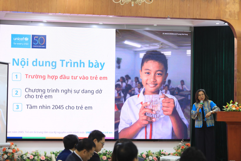 Các chuyên gia nhấn mạnh đầu tư cho trẻ em không chỉ là trách nhiệm xã hội mà còn là một khoản đầu tư chiến lược cho tương lai bền vững của đất nước. (Nguồn: Vietnam+)