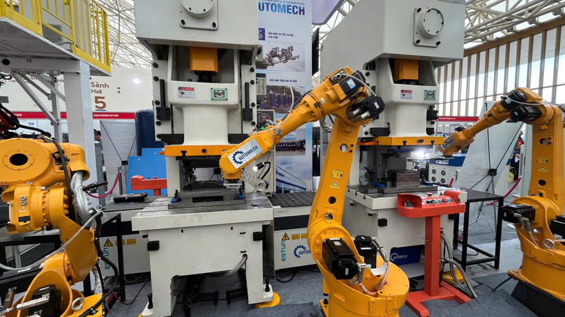 Con số tăng trưởng GDP 8,02% là một kết quả tích cực, nhưng khi bóc tách từng lớp dữ liệu vẫn có những khoảng trống đáng quan ngại về tính bền vững nội sinh. (Ảnh: Vietnam+)