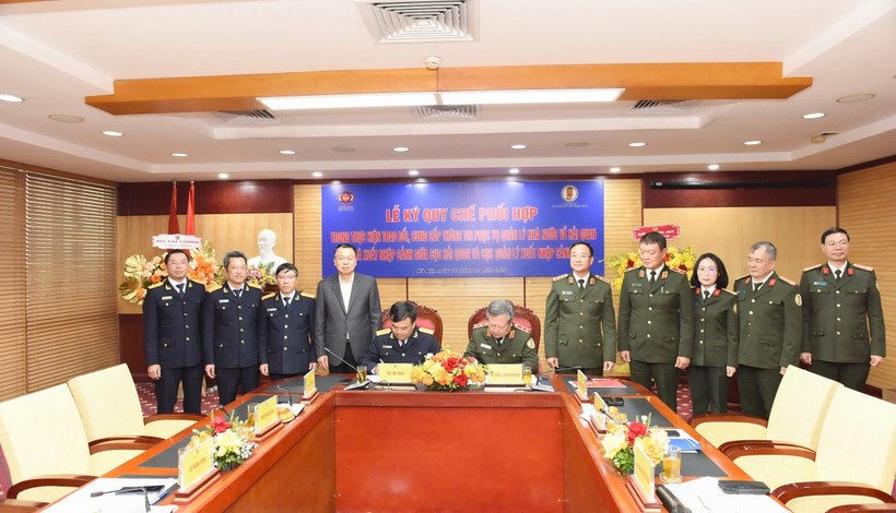 Lễ ký kết Quy chế phối hợp giữa Cục Hải quan (Bộ Tài chính) và Cục Quản lý xuất nhập cảnh (Bộ Công an), ngày 14/1. (Ảnh: HQ/Vietnam+)