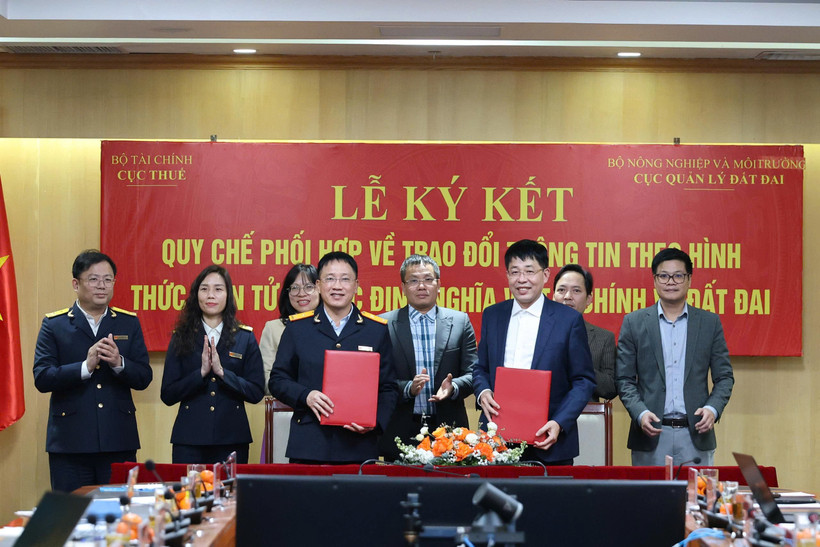 Từ năm 2015, hai ngành đã bắt đầu xây dựng quy chế mẫu và từng bước triển khai trao đổi thông tin điện tử để xác định nghĩa vụ tài chính đối với hộ gia đình, cá nhân. (Ảnh: Vietnam+)