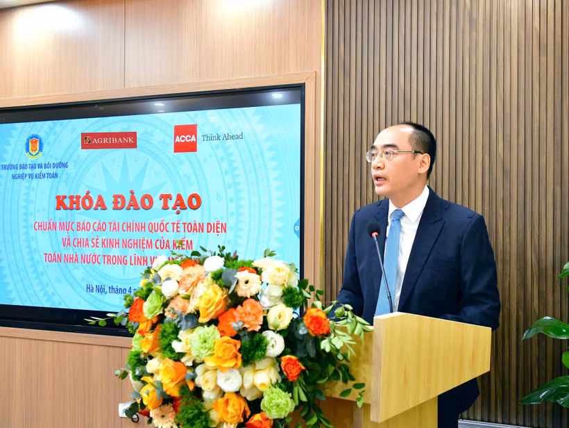 Từ ngày 14-18/4, Trường Đào tạo và Bồi dưỡng nghiệp vụ kiểm toán phối hợp cùng ACCA Việt Nam và Agribank tổ chức khóa bồi dưỡng “Chuẩn mực báo cáo tài chính quốc tế toàn diện và chia sẻ kinh nghiệm của Kiểm toán Nhà nước trong lĩnh vực ngân hàng." (Ảnh: Vietnam+)