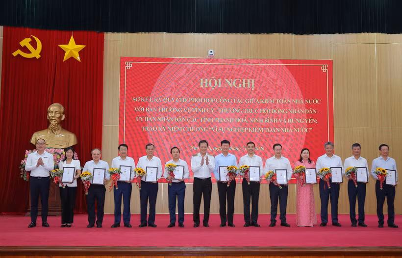 Kiểm toán Nhà nước đã trao tặng Kỷ niệm chương Vì sự nghiệp Kiểm toán Nhà nước cho 15 cá nhân tiêu biểu của ba địa phương. (Ảnh: KTNN/Vietnam+)
