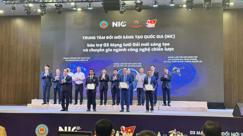 Lễ công bố thành lập ba Mạng lưới đổi mới sáng tạo và chuyên gia ngành công nghệ chiến lược mới: Lượng tử (VNQuantum), An ninh mạng (ViSecurity) và Hàng không, vũ trụ, thiết bị bay không người lái (UAV Việt Nam). (Ảnh: Vietnam+)