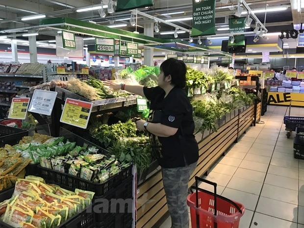 Trong tháng 12, tổng mức bán lẻ hàng hóa và doanh thu dịch vụ tiêu dùng theo giá hiện hành đạt gần 571 nghìn tỷ đồng, tăng 1,9% so với tháng trước và tăng 9,3% so với cùng kỳ năm trước. (Ảnh: Vietnam+)