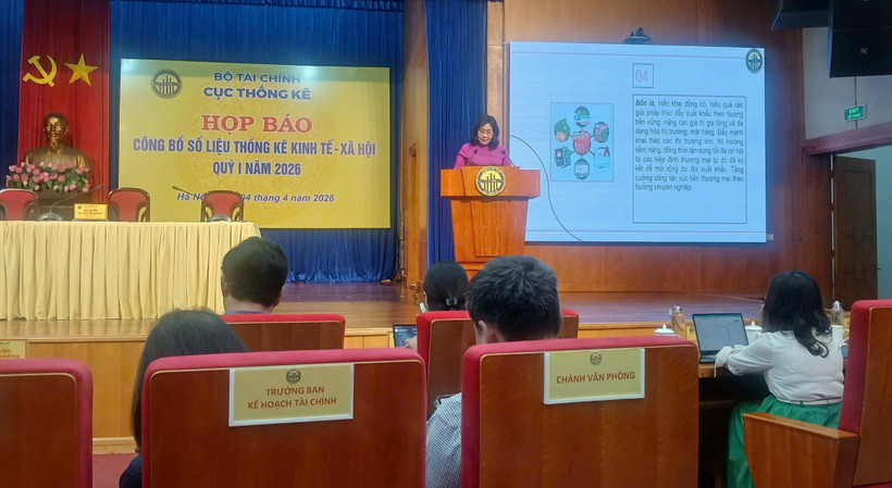 Bà Nguyễn Thị Hương, Cục trưởng Cục Thống kê chia sẻ bức tranh toàn diện về nền kinh tế trong ba tháng đầu năm. (Ảnh: Vietnam+)