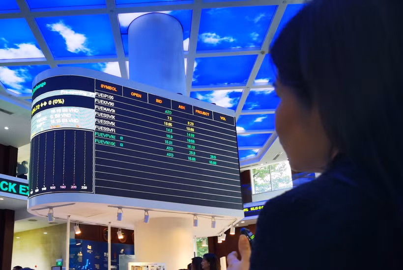 Trong năm Giáp Thìn, VN-Index rung lắc động quanh biên độ 1.200 điểm - 1.300 điểm. (Ảnh: Vietnam+)