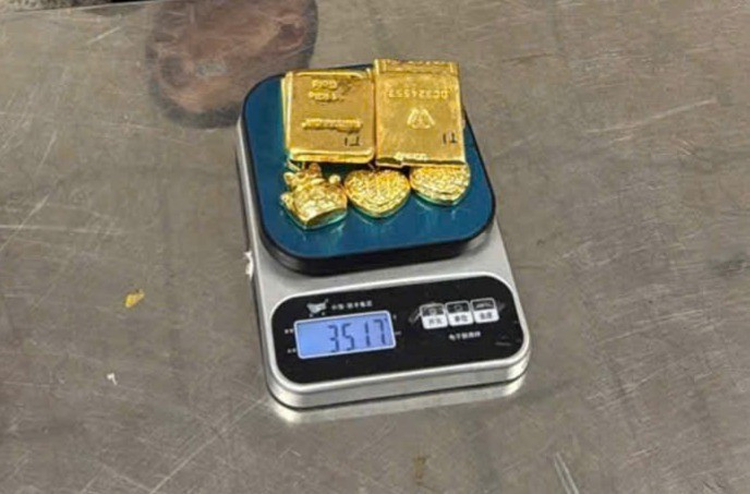 4 hành khách cất giấu tinh vi các miếng kim loại màu vàng trên người, chủ yếu trong quần áo lót để qua mặt lực lượng chức năng. (Ảnh: HQ/Vietnam+)