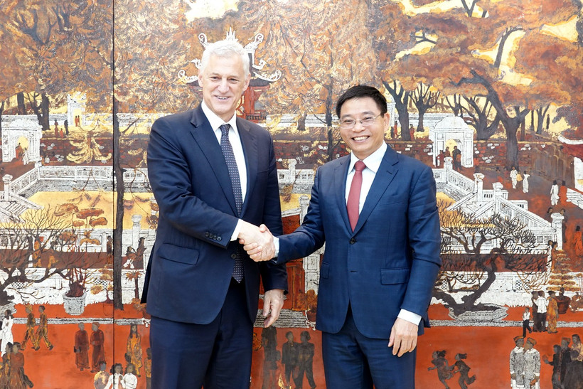 Bộ trưởng Bộ Tài chính trưởng Nguyễn Văn Thắng tiếp và làm việc với Tổng Giám đốc Tập đoàn Standard Chartered, ngày 3/4. (Ảnh: BTC/Vietnam+)