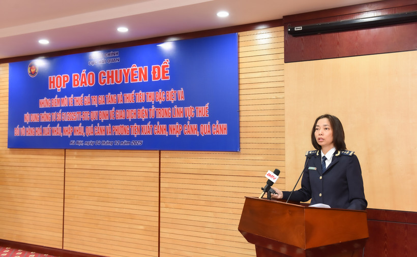 Bà Huyền thông tin về các quy định mới về Thuế giá trị gia tăng và Thuế tiêu thụ đặc biệt. (Ảnh: HQ/Vietnam+)