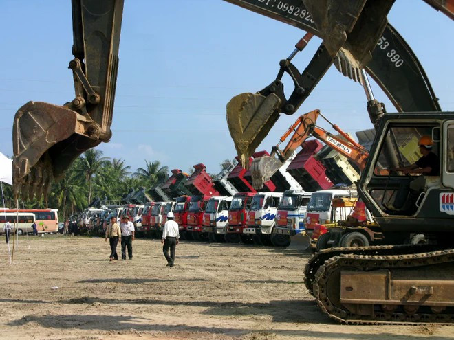 Thay vì ôm đồm tất cả, Nhà nước chỉ nên lo khoảng 30% tổng vốn đầu tư toàn xã hội, đóng vai trò dẫn dắt và tạo môi trường để huy động 70% còn lại từ khu vực tư nhân và đầu tư trực tiếp nước ngoài. (Ảnh: Vietnam+)