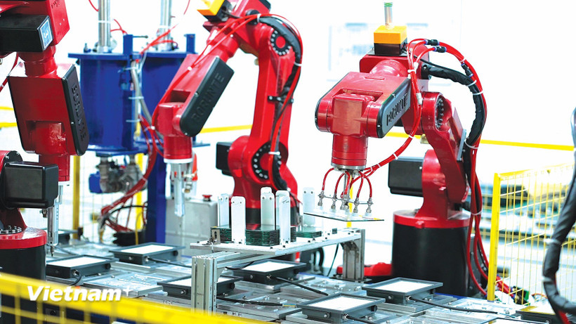 Robot hóa khâu lắp ráp sản phẩm. (Ảnh: Vietnam+)