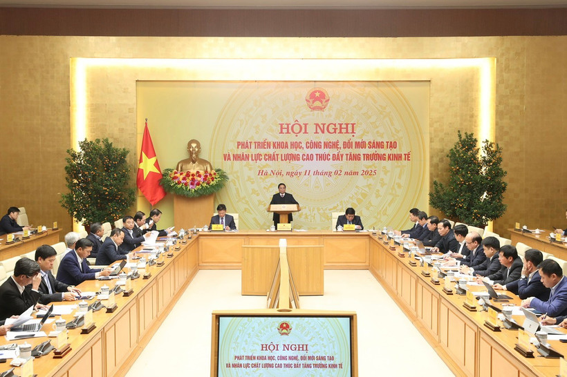 Bộ trưởng Nguyễn Chí Dũng chỉ ra nút thắt cần tháo gỡ để khoa học-công nghệ, đổi mới sáng tạo và nguồn nhân lực chất lượng cao thực sự trở thành động lực tăng trưởng 8% trong năm 2025. (Ảnh: Đức Trung/Vietnam+)