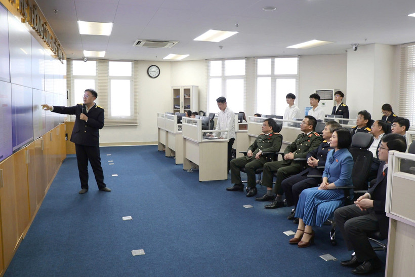 Cơ sở dữ liệu quốc gia về thuế đang đóng vai trò then chốt trong việc nâng cao hiệu quả quản lý tài chính công và tạo điều kiện thuận lợi cho người dân, doanh nghiệp thực hiện nghĩa vụ thuế. (Ảnh: Vietnam+)