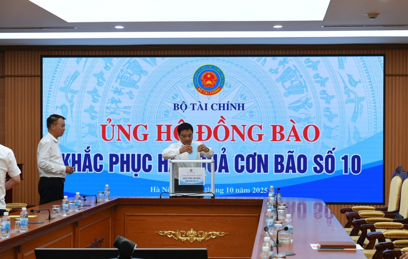 Bộ trưởng Bộ Tài chính Nguyễn Văn Thắng ủng hộ đồng bào bị thiệt hại. (Ảnh: BTC/Vietnam+)