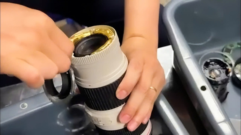 Hải quan cửa khẩu sân bay Quốc tế Nội Bài nhận thấy trong hành lý của hành khách C.P.H (quốc tịch Đài Loan, Trung Quốc) có dấu hiệu nghi vấn giấu trong 4 ống kính máy ảnh. (Ảnh: HQ/Vietnam+)