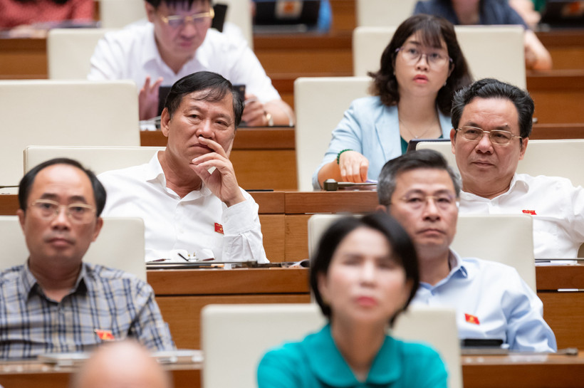 Trong bối cảnh xã hội đang lên án mạnh mẽ các hành vi tham nhũng, việc có nên duy trì hình phạt tử hình cho các tội danh này hay không đã trở thành một câu hỏi lớn, đòi hỏi sự cân nhắc kỹ lưỡng từ các nhà làm luật. (Ảnh: CTV/Vietnam+)