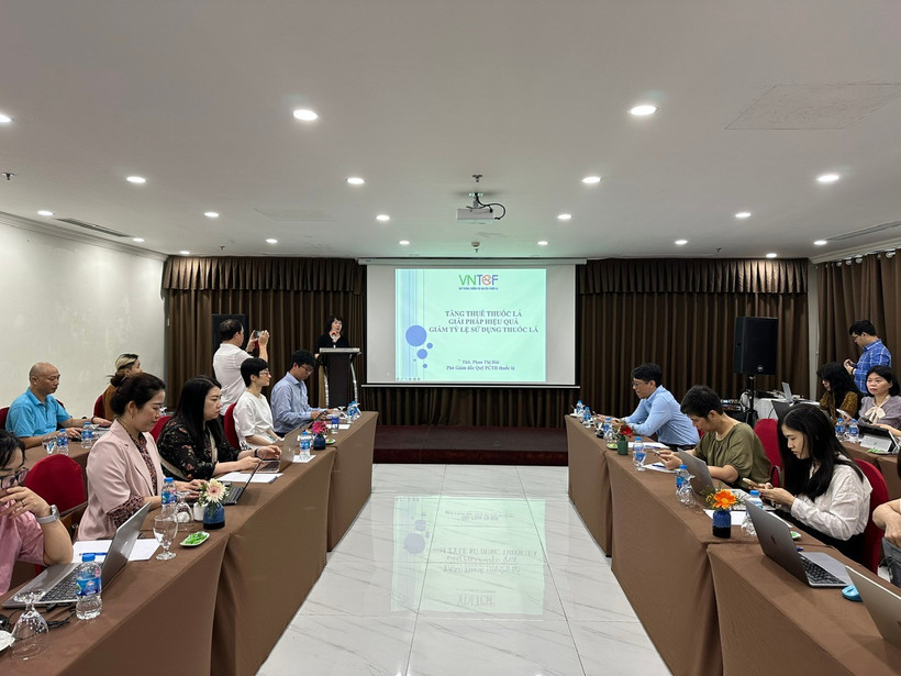 Việc sử dụng thuốc lá làm mất đi tổng cộng 21,8 triệu giờ lao động của người Việt Nam mỗi năm. (Ảnh: Vietnam+)