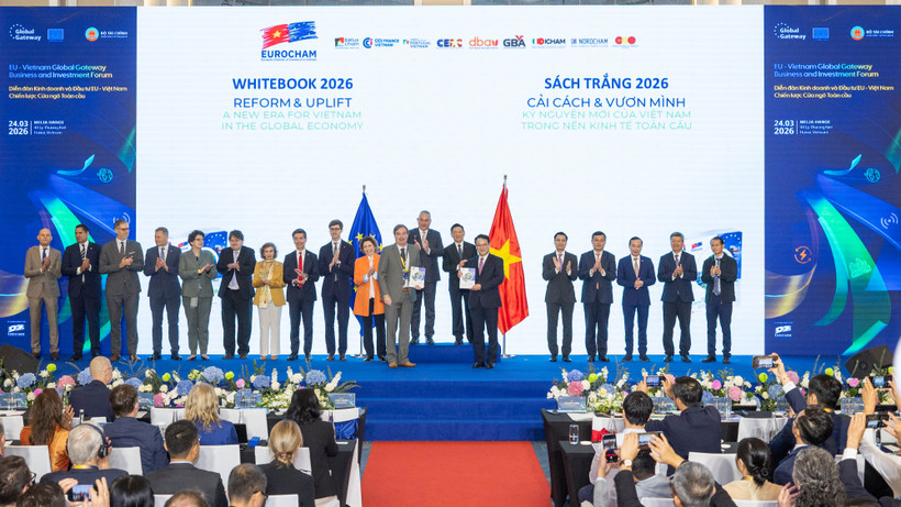 Nghi thức trao Sách Trắng từ EuroCham Việt Nam tới Bet8801234.com BMXCT Uy Tín Việt Nam. (Ảnh: Vietnam+)