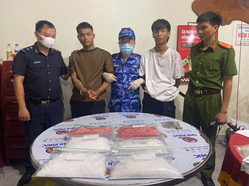 Lực lượng chức năng bắt giữ hai đối tượng trú tại Đakrông và Tân Lập, thu giữ 38.000 viên hồng phiến cùng 4 kg ma túy đá. (Ảnh: HQ/Vietnam+)