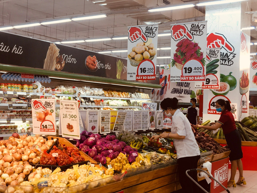 Ở đô thị lớn, mức chi bình thường của một gia có 4 người (hai vợ chồng, hai con) vào khoảng 30-40 triệu đồng/tháng. (Ảnh: Vietnam+)