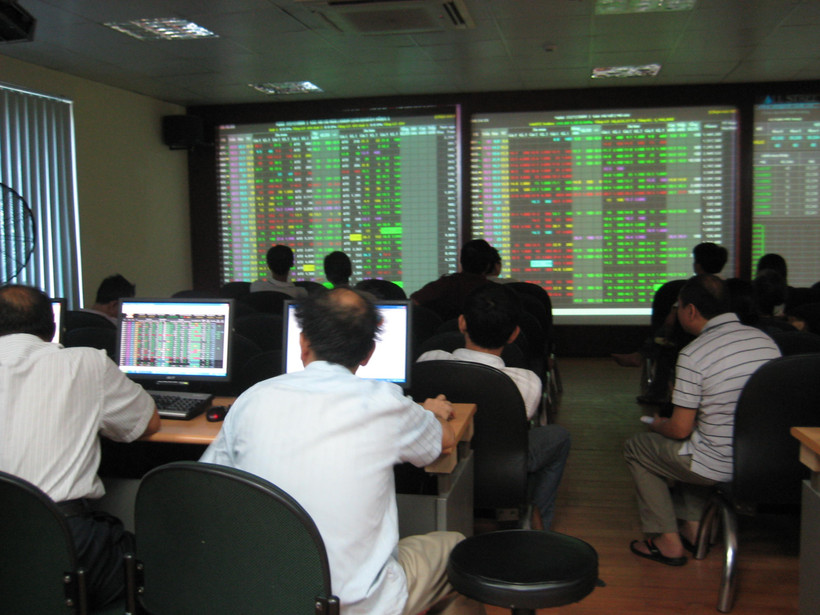 Ủy ban Chứng khoán Nhà nước cho biết đã kiến nghị sửa đổi, bổ sung các văn bản pháp lý nhằm từng bước đáp ứng các tiêu chí của các tổ chức đánh giá xếp hạng thị trường hướng tới mục tiêu nâng hạng thị trường chứng khoán Việt Nam từ cận biên lên mới nổi. (Ảnh: Vietnam+)