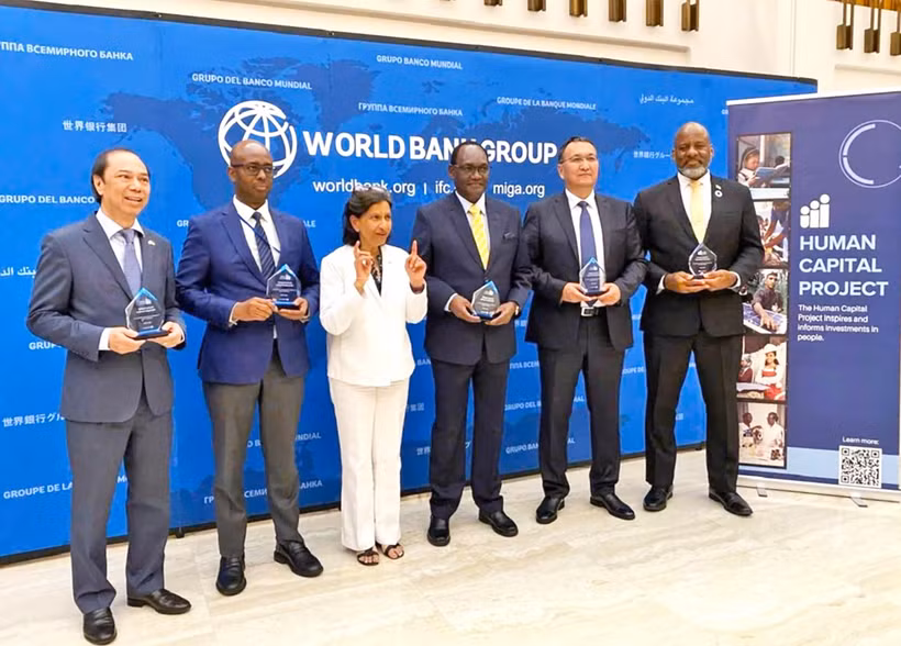 Bà Mamta Murthi, Phó Chủ tịch về nguồn lực con người của Nhóm Ngân hàng Thế giới chụp ảnh lưu niệm cùng đại diện các nước nhận danh hiệu quốc gia có thành tích tốt nhất về Chỉ số Vốn con người mở rộng. (Ảnh: Vũ Khuê)