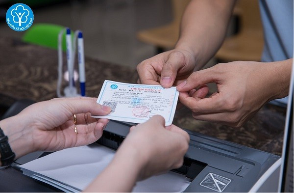 Trường thông tin trên thẻ Bảo hiểm y tế bản giấy và bản điện tử khác nhau thì thực hiện theo thông tin trên thẻ Bảo hiểm y tế điện tử. (Ảnh: BHXH)