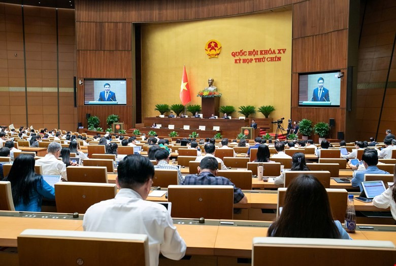 Các đại biểu đều thống nhất đánh giá cao kết quả của kỳ họp, đặc biệt nhấn mạnh đến tinh thần làm việc khẩn trương, trách nhiệm và sự đồng thuận cao trong quá trình thảo luận, thông qua các quyết sách. (Ảnh: CTV/Vietnam+)