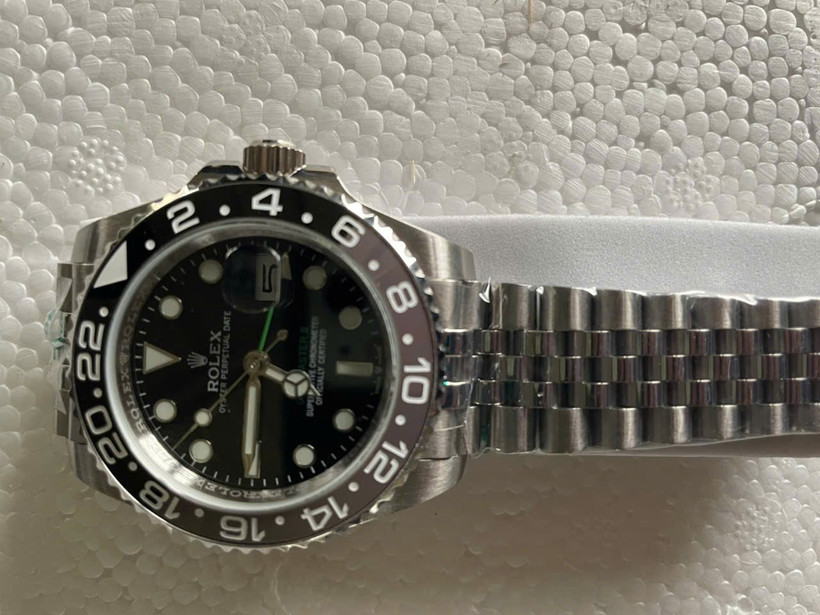 Lô hàng cất giấu 847 chiếc đồng hồ đeo tay có nghi vấn xâm phạm quyền sở hữu trí tuệ đối với các nhãn hiệu nổi tiếng như PATEK PHILIPPE, ROLEX, HUBLOT, CARTIER… (Ảnh: HQ/Vietnam+)