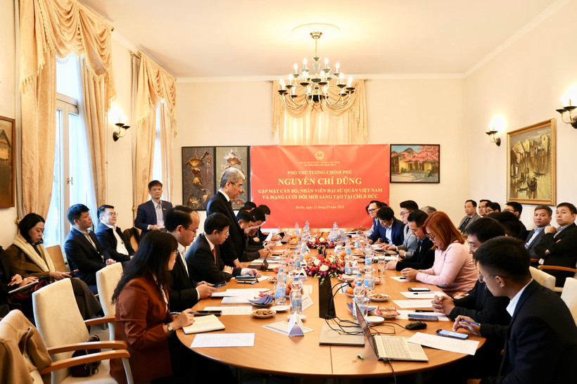 Phó Thủ tướng Nguyễn Chí Dũng làm việc với các thành viên của Mạng lưới Đổi mới sáng tạo Việt Nam cùng các chuyên gia, trí thức người Việt tại Đức và châu Âu. (Ảnh: NIC/ Vietnam+)