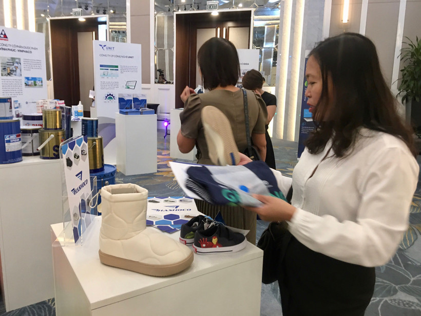 Riêng trong quý 4/2025, tổng mức bán lẻ hàng hóa và doanh thu dịch vụ tiêu dùng ước tăng 8,4% so với cùng kỳ năm trước. (Ảnh: Vietnam+)