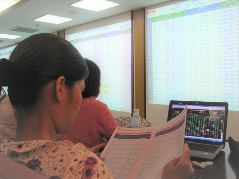 Giá trị giao dịch trên ba sàn đạt 58.662 tỷ đồng, tương ứng 2,1 tỷ cổ phiếu được chuyển nhượng. (Ảnh: Vietnam+)