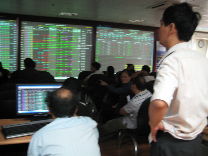 Đóng cửa thị trường, VN-Index tăng 0,97% so với tuần trước đó và lên mức 1.222,46 điểm, giữ vững trên vùng kỹ thuật 1.200 điểm. (Ảnh: Vietnam+)