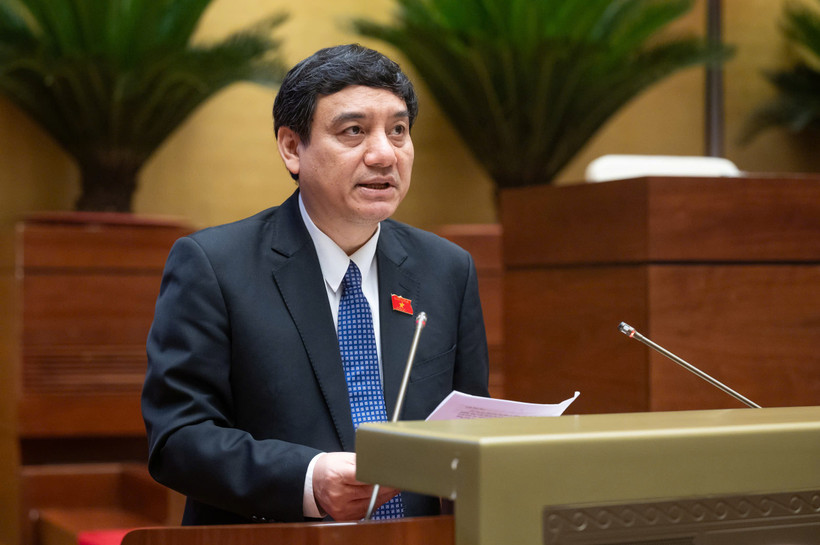 Chủ nhiệm Uỷ ban Văn hóa và Xã hội của Quốc hội Nguyễn Đắc Vinh trình bày Báo cáo giải trình, tiếp thu, chỉnh lý dự thảo Luật Việc làm (sửa đổi). (Ảnh: Vietnam+)