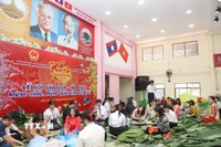 Thầy trò Trường song ngữ Lào-Việt Nam Nguyễn Du thủ đô Vientiane chung tay gìn giữ và lan tỏa nét văn hóa đặc sắc Tết Cổ truyền Việt Nam ở Lào. (Ảnh: Xuân Tú/TTXVN)