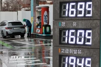 Giá xăng dầu được niêm yết tại trạm xăng ở Seoul, Hàn Quốc. (Nguồn: Yonhap/TTXVN)