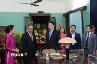 Chủ tịch nước Lương Cường tham quan Di tích Nhà 67 ở Khu Di tích Chủ tịch Hồ Chí Minh trong Phủ Chủ tịch. (Ảnh: Lâm Khánh/TTXVN)