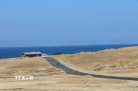 Trục đường trung tâm nối bến tàu với khu trung tâm đảo. (Ảnh: Khánh Vân/TTXVN)