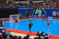 Các cầu thủ Futsal Việt Nam thi đấu lăn xả giành cơ hội kiểm soát bóng. (Ảnh: Minh Hưởng/TTXVN)